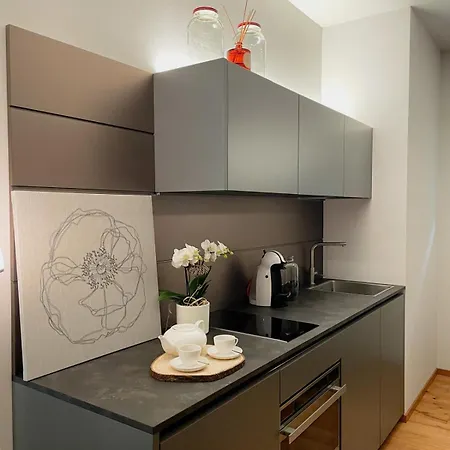 לינה וארוחת בוקר Lunaria Casa 3*